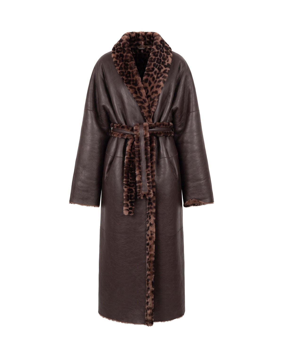 ASADLIE Reversible Leopard Shearling Coat, vooraanzicht keerzijde – lange donkerbruine leren wikkeljas voor dames met kraag van lammy met luipaardprint en strikceintuur